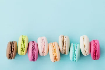 Photo sur Plexiglas Macarons Gâteau macaron ou macaron sur fond turquoise d& 39 en haut, biscuits aux amandes colorés, couleurs pastel, carte vintage, vue de dessus