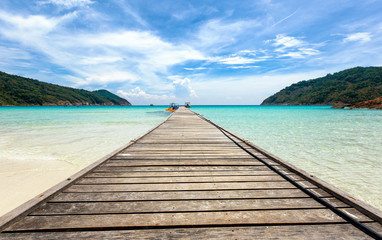 Fototapeta na wymiar Hölzerner Steg in die türkise See auf Pulau Redang, Malaysia