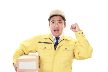 荷物を運ぶ笑顔の宅配人