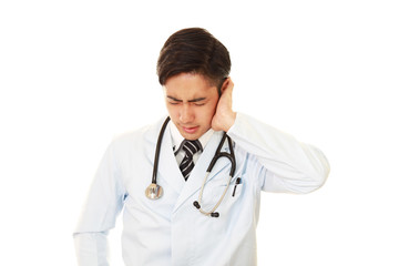 疲れた表情の医師