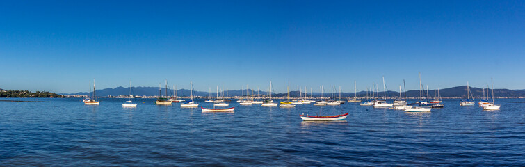 Fototapeta na wymiar Paisagem com barcos na baía.