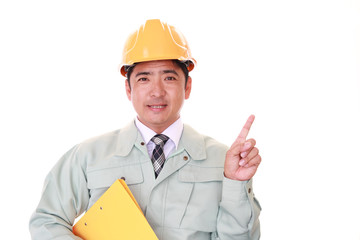 指示する笑顔の労働者