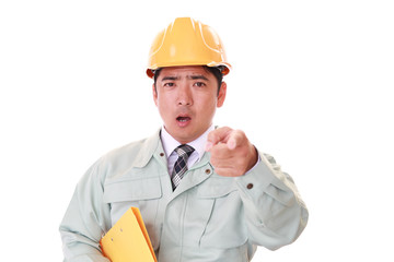 怒った表情の労働者