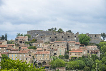 Fototapeta na wymiar Bannes/village ardéchois avec ruine de château