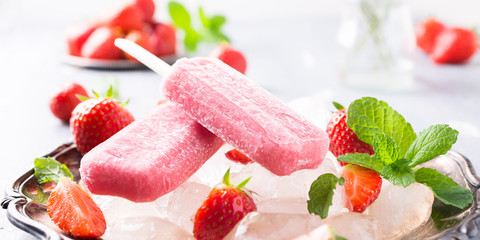 Homemade strawberry popsicles