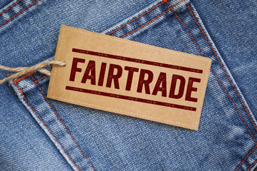 Jeansstoff, Jeanshose mit Label Anhänger Schild Jeans und Fairtrade 