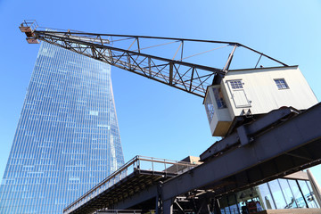 Frankfurt, historischer Verladekran am Mainufer. Im Hintergrund die EZB. (Mai 2016)