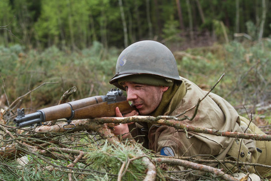 American World War II infantry soldier prepering for shooting