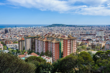 Fototapeta na wymiar The city center from Turo del Rovira in Barcelona, Spain