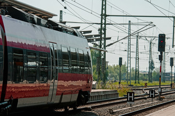 Bahn fährt aus dem Bahnhof, Bahnverkehr, Reiseverkehr