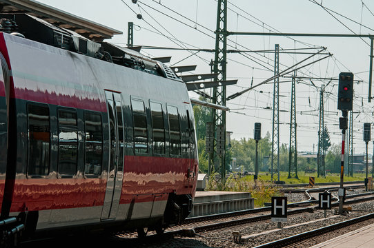 Bahn f&auml;hrt aus dem Bahnhof, Bahnverkehr, Reiseverkehr