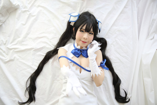 Hestia Cosplay Portrait Girl in White Theme