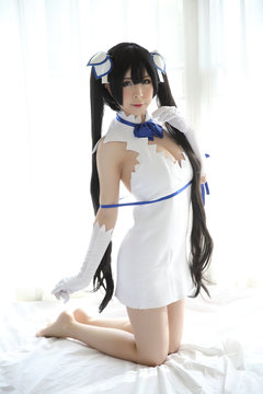 Hestia Cosplay Portrait Girl in White Theme