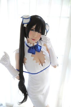 Hestia Cosplay Portrait Girl in White Theme