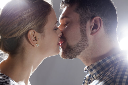Paar küsst sich zärtlich mit Gegenlicht Nahaufnahme