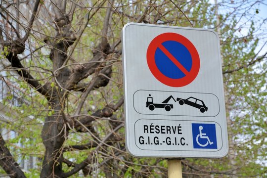 Panneau de la circulation routi&egrave;re emplacement r&eacute;serv&eacute; aux handicap&eacute;s