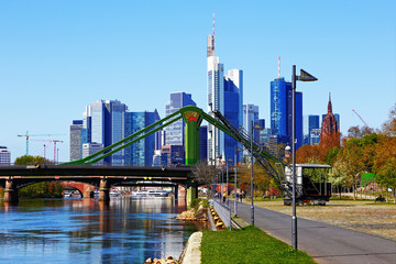 Frankfurt am Main, im Vordergrund die Flößerbrücke (April 2016) © Branko Srot