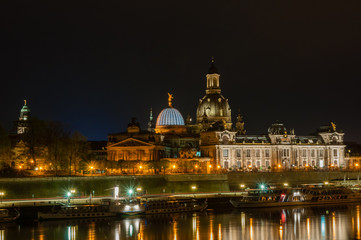 Fototapeta na wymiar Dresden bei Nacht; Deutschland