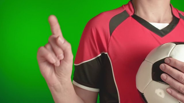 femme en tenue de football qui touche un &eacute;cran tactile sur fond vert style de couleur flat