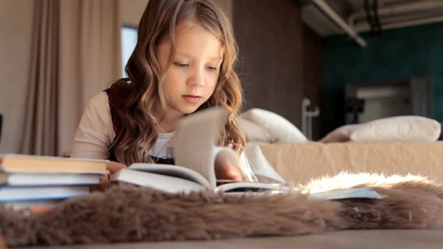 мама и старший брат помогают сделать домашнее задание маленькой девочке