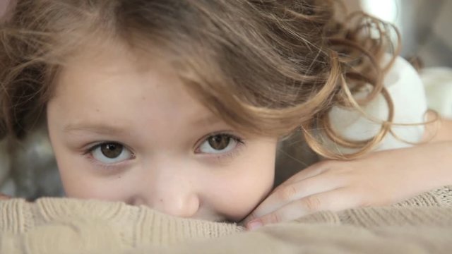 Маленькая девочка улыбается