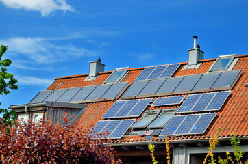 Solare Energieerzeugung auf Hausdach