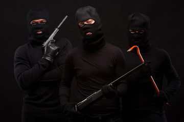 Robbers with rifle