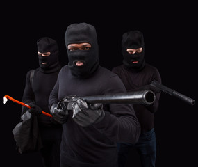 Robbers with rifle