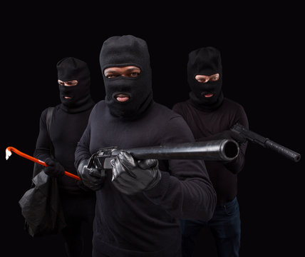 Robbers with rifle