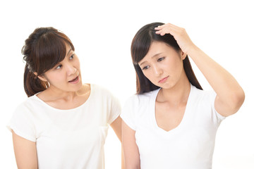 憂鬱な表情の女性