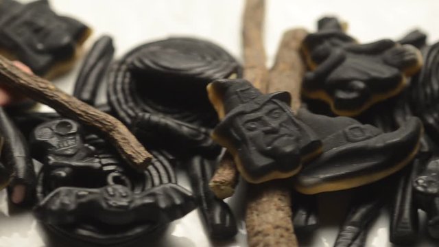 リコリス菓子 Glycyrrhiza glabra שוש Liquirizia Black licorice عرق السوس Lakritz Drop bonbon Lakrits Caramelo de regaliz Lakritsi ממתק Medvecukor Lakrica Pega dol&ccedil;a Lagrits Lakkr&iacute;s Liquorice Black licorice