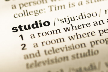 Obraz premium Close up of old English dictionary page with word studio