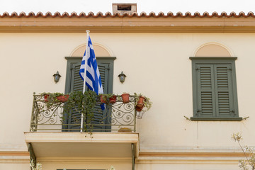 Traditional building balcony with Greek flag in Plaka area, Athe © Iordanis Pallikaras