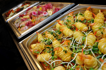 Bemary ze smacznymi potrawami.