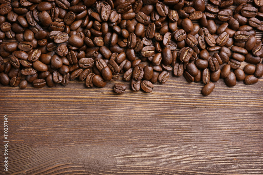 Poster coffee beans on wooden background