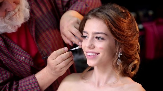 Make-up artist dab a bronzer 