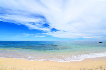 沖縄の美しい海と空を覆う雲
