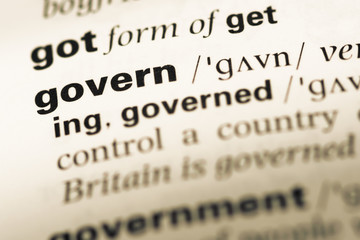 Obraz premium Close up of old English dictionary page with word govern