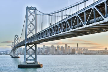 Foto op Aluminium Zonsondergang over San Francisco-Oakland Bay Bridge en de Skyline van San Francisco. Yerba Buena Island, San Francisco, Californië, VS. © Yuval Helfman