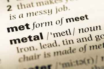 Obraz premium Close up of old English dictionary page with word met