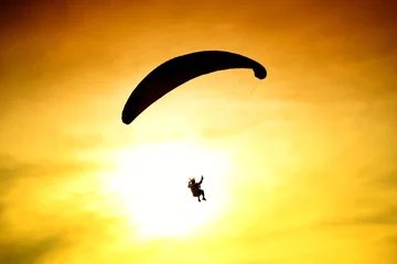 Afwasbaar Fotobehang Luchtsport Silhouette of parachute on sunset
