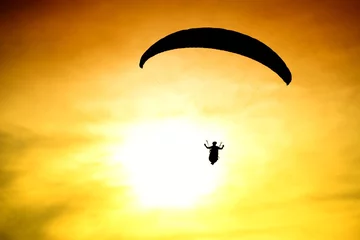 Photo sur Plexiglas Sports aériens Silhouette de parachute au coucher du soleil