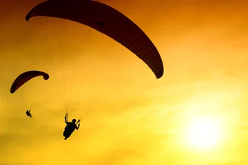 Foto auf Acrylglas Luftsport Silhouette des Fallschirms bei Sonnenuntergang