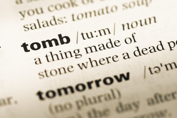 Obraz premium Close up of old English dictionary page with word tomb