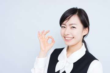 OKの合図をする女性