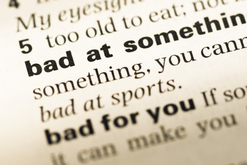 Obraz premium Close up of old English dictionary page with word bad at