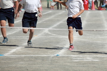 運動会の徒競走とゴールテープ