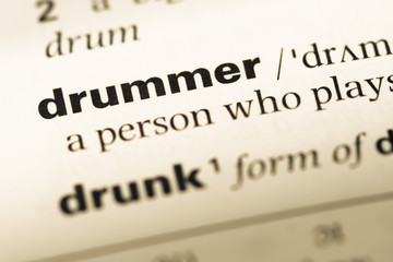 Obraz premium Close up of old English dictionary page with word drummer