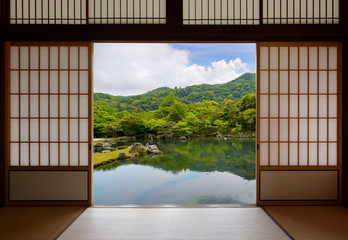 Fototapety  Japońskie drzwi przesuwne i piękny ogród w stawie