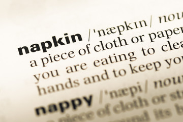 Obraz premium Zbliżenie starej strony słownika angielskiego z serwetką programu word